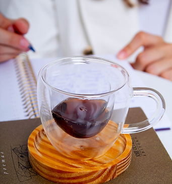 Psicóloga escrevendo e tomando café