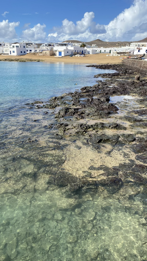 Casas blancas y agua cristalina en La Graciosa