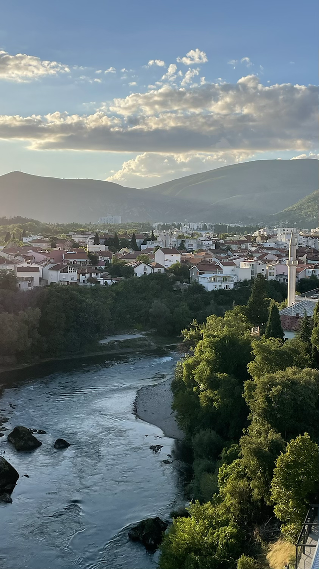 Vistas desde el minarete de la mezquita Koski Pasha en Mostar Bosnia