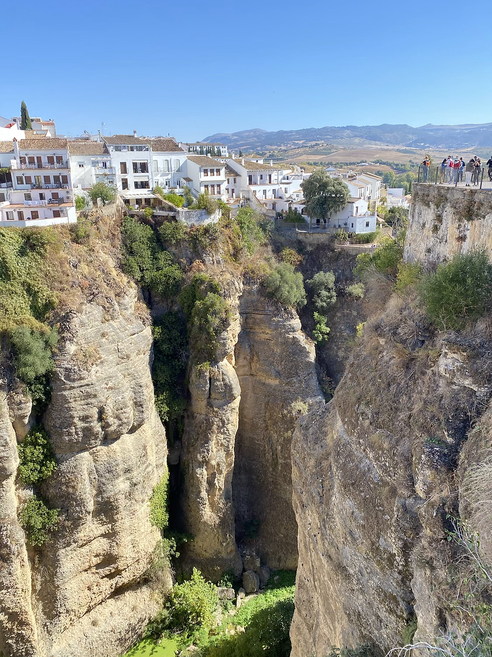 Casas blancas al borde del precipicio en Ronda