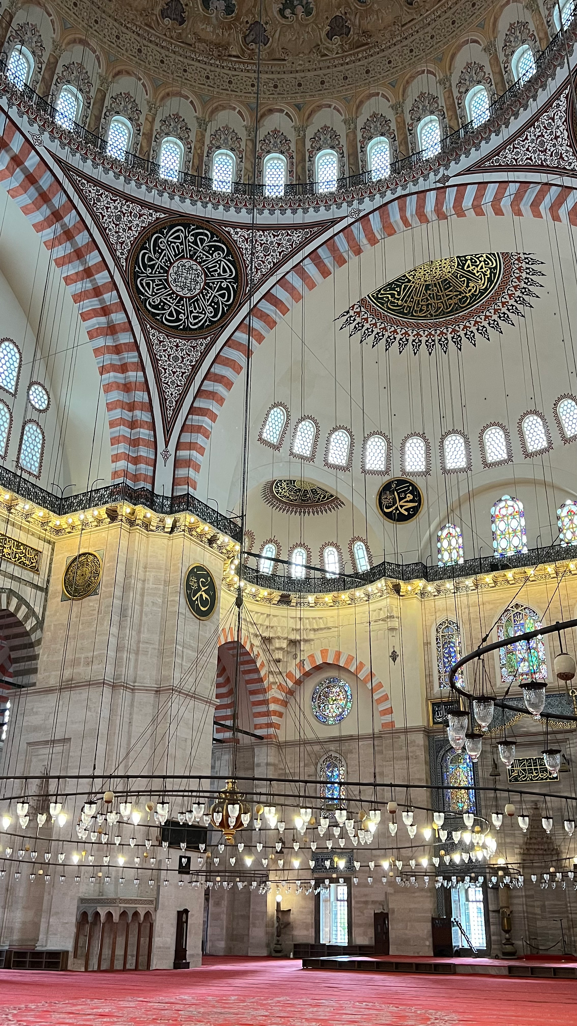 Interior de la mezquita Suleiman en Estambul