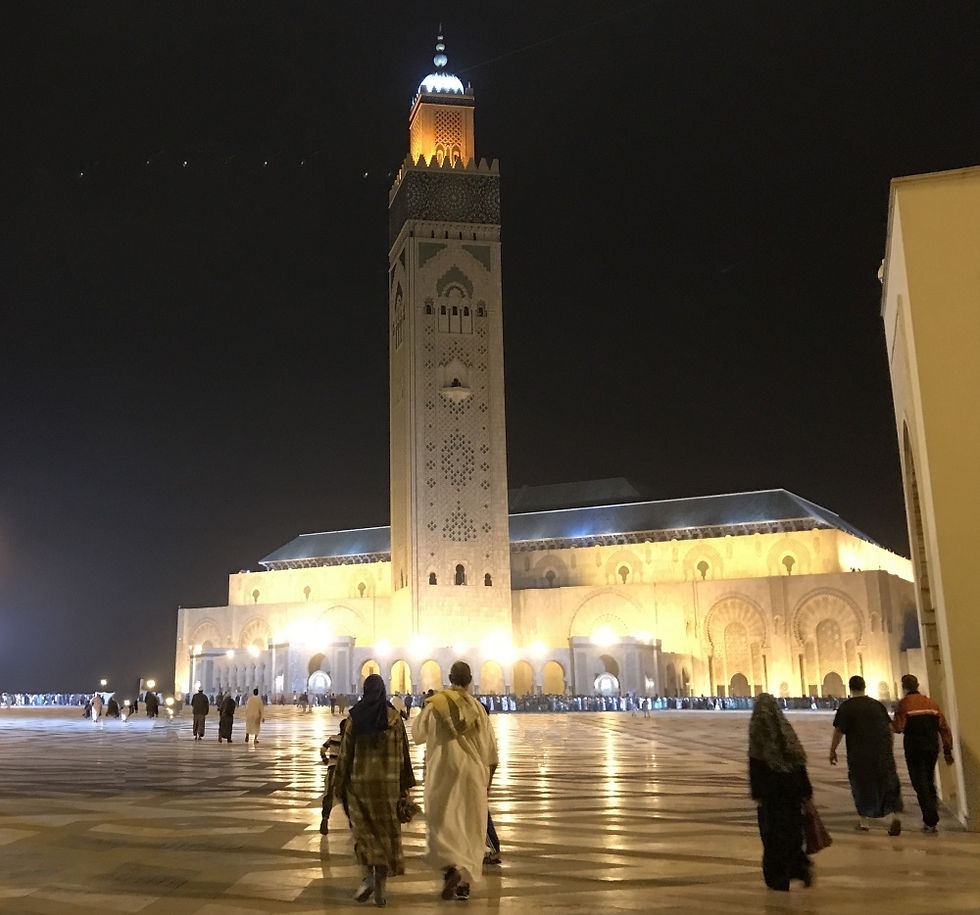 Fieles se dirigen a la llamada al rezo en la Mezquita Hassan II, en Casablanca