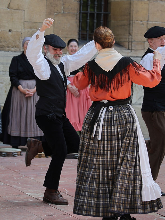 Lugares que ver en Oviedo - Bailes tradicionales asturianos
