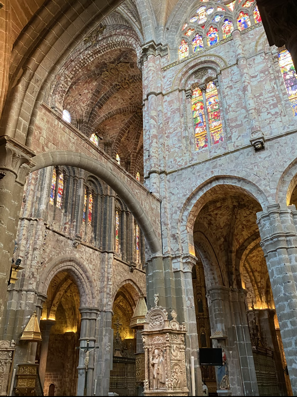 Lugares que ver en Ávila - Vidrieras de la catedral de Ávila