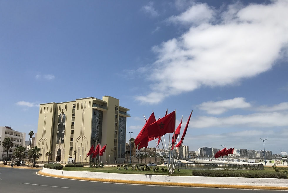 Rotonda repleta de la bandera nacional de Marruecos