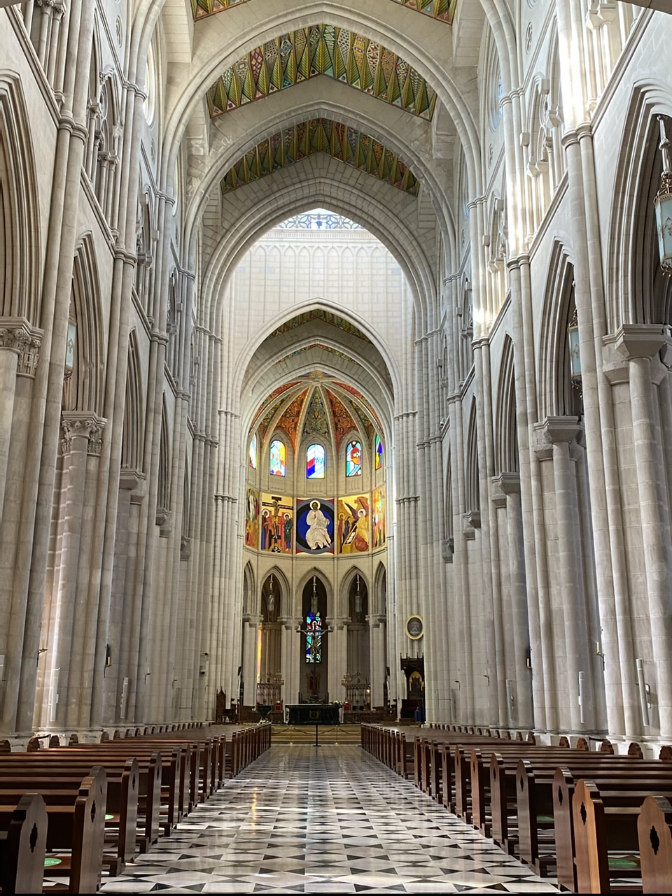 Interior de la Catedral de la Almudena en Madrid