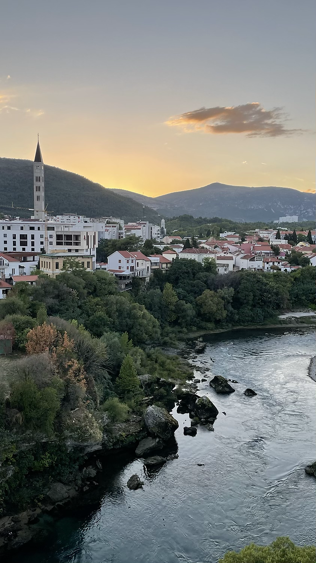 Vistas desde el minarete de la mezquita Koski Pasha en Mostar Bosnia