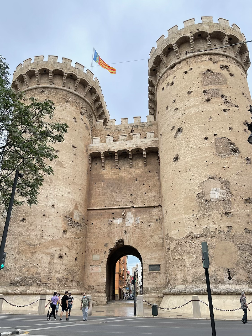 Restos de metralla en la torre de Quart