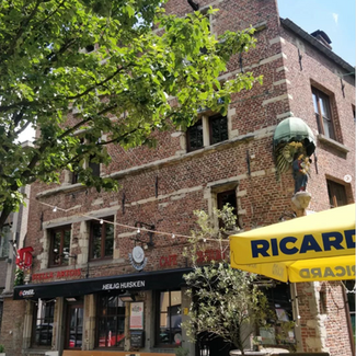 HEILIG HUISKEN - Traditional pub in a more traditional Antwerp building at district Zuid with Beers, bites and a sunny terrace!
* Close to SHWAY 28 and SHWAY 60 *