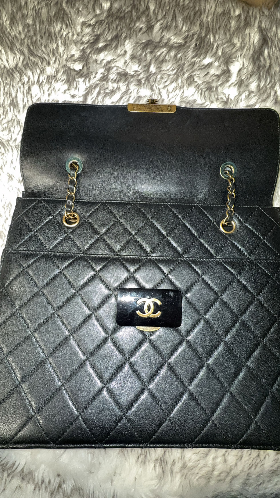 Thumbnail: Chanel Beauty Lock Tote
