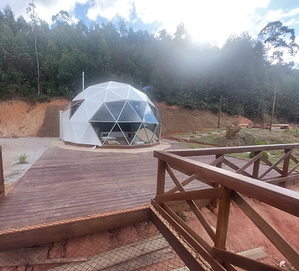 Exemplo de Iglu de Eucalipto tratado feito com madeiras da empresa RM Eucaliptos, construção inovadora usada como planetário