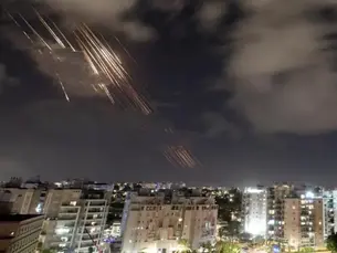 Hezbollah dispara foguetes em direção a Israel.