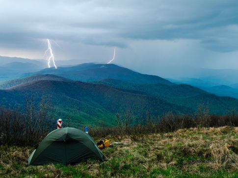 PREPARANDO O ACAMPAMENTO CONTRA A CHUVA