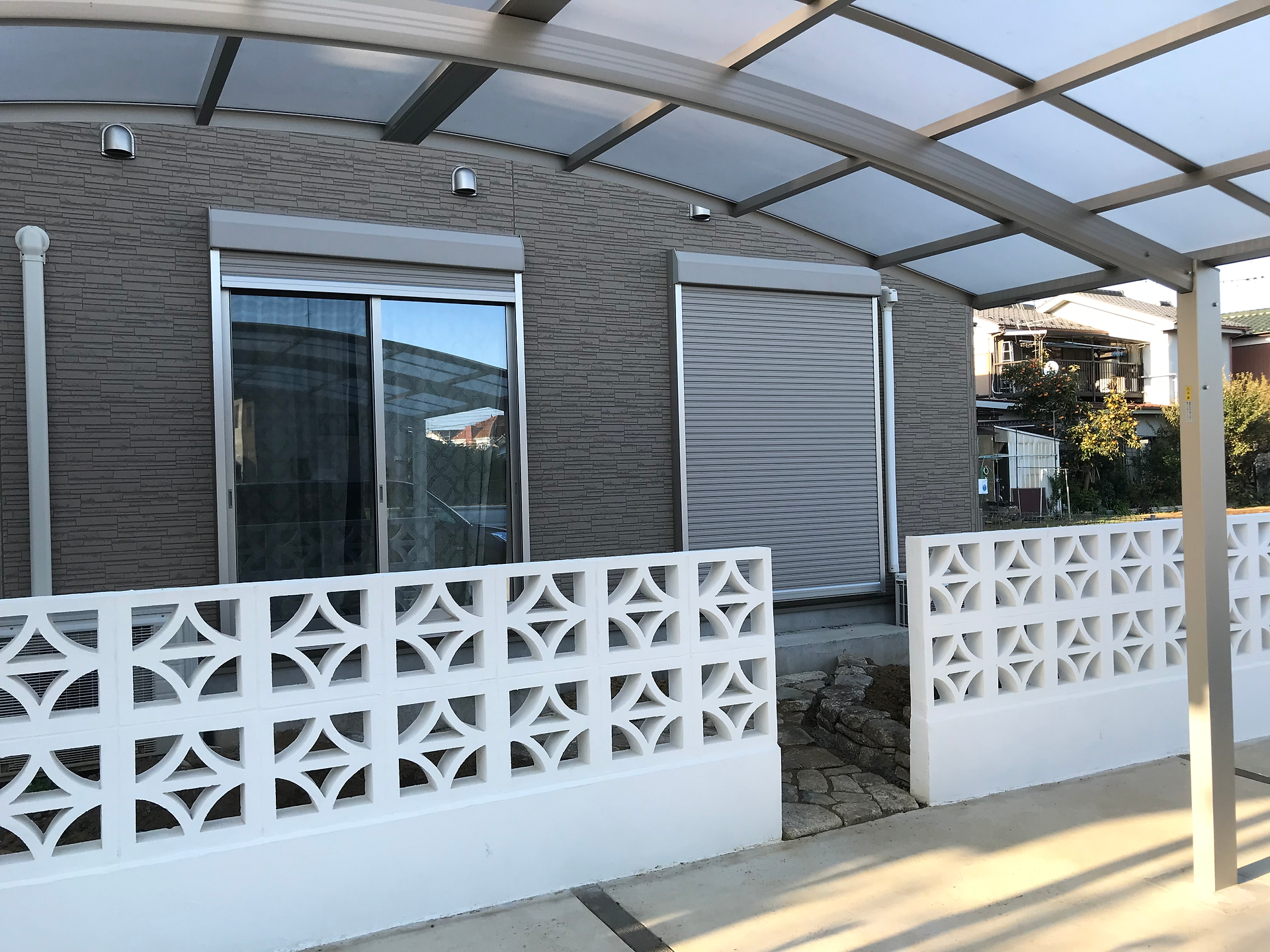 沖縄の花ブロックを使用した外構