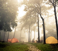 Acampando em meio à neblina