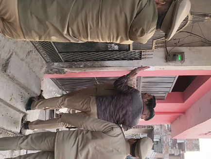 गुडम्बा पुलिस ने अदिलनगर में धारा 82 के तहद डुगडुगी पिटवाकर हत्या के केस में नामजद आरोपी शाबिर अली और उसकी पत्नी रहीशा बानो के खिलाफ नोटिस चस्पा कर एक महीने में हाजिर होने के लिए कुर्की का ऐलान किया।