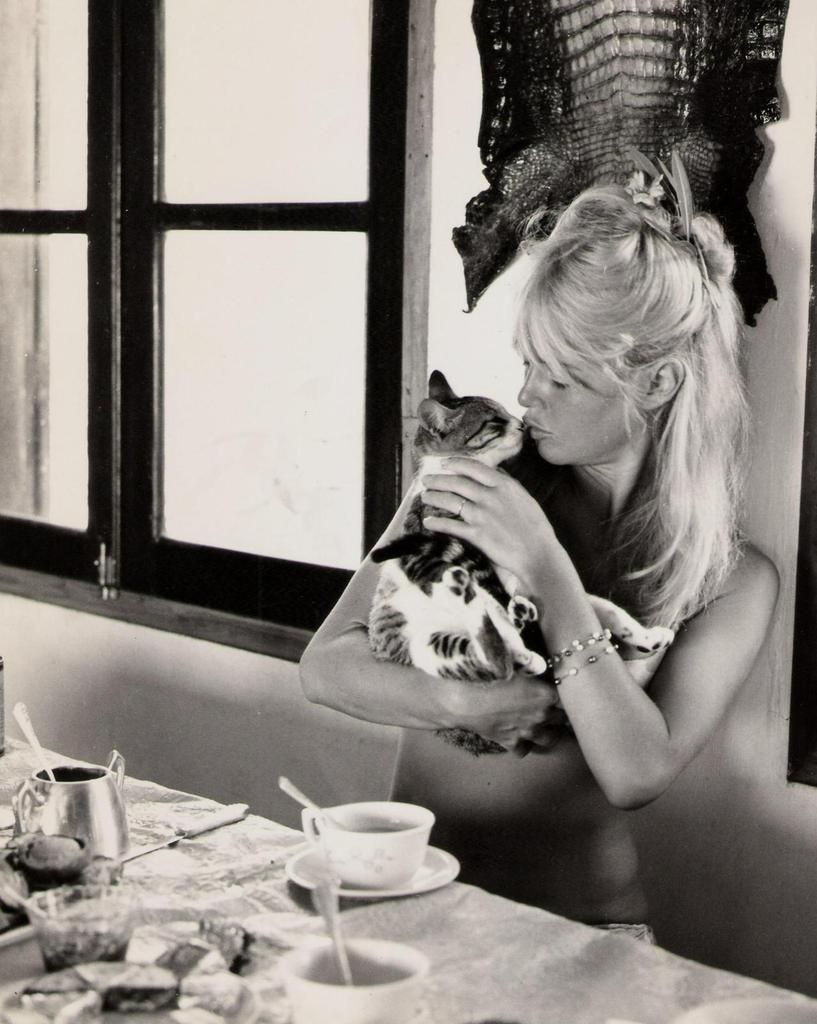 Brigitte Bardott kissing a cat 