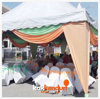 Set kerusi meja disusun dalam khemah majlis kahwin KL