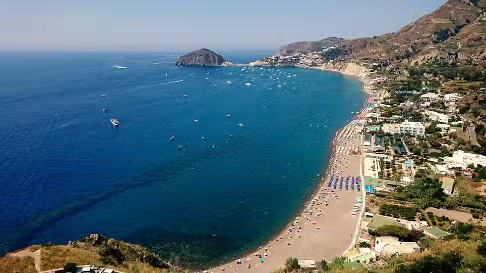 Spiaggia dei Maronti a Ischia: il fascino autentico dell’isola tra mare, natura e relax-Hotel Parco Conte 