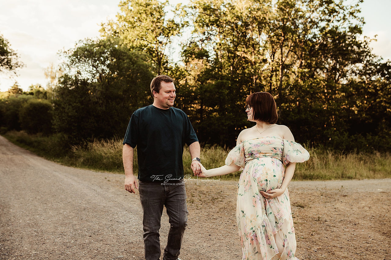 Maternity photoshoot Oxfordshire, sunset photoshoot