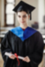 Primer plano de estudiante con birrete en graduación.