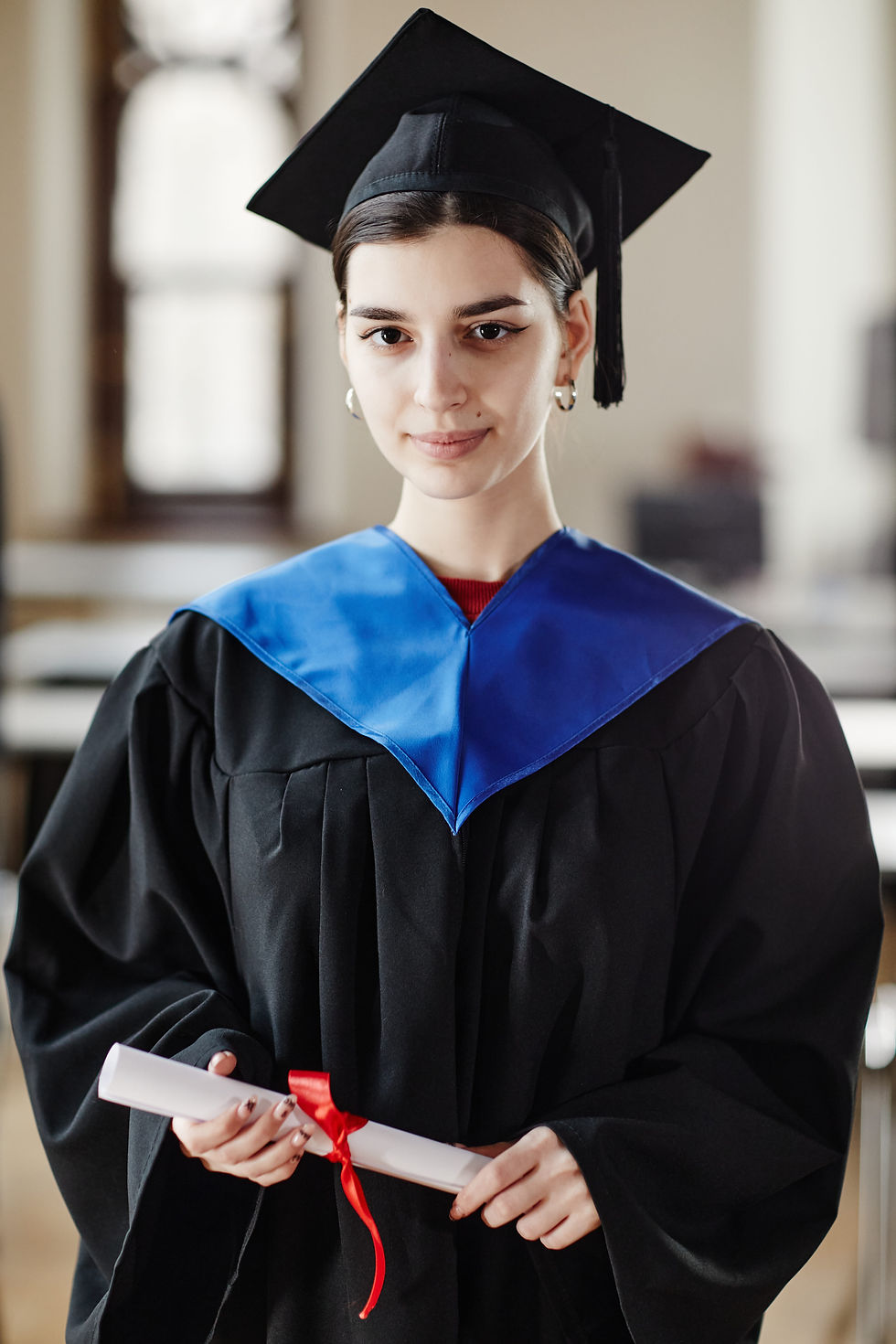 Primer plano de estudiante con birrete en graduación.