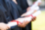 Manos sosteniendo diploma de educación superior.