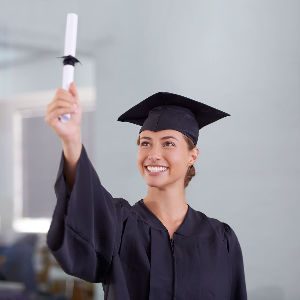 Mujer con diploma feliz por su titulación.