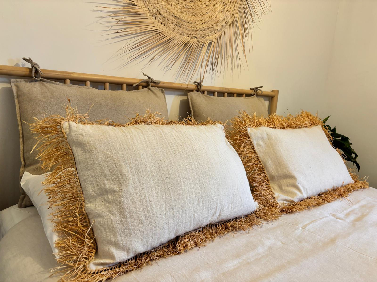 Cojín de algodón con flecos