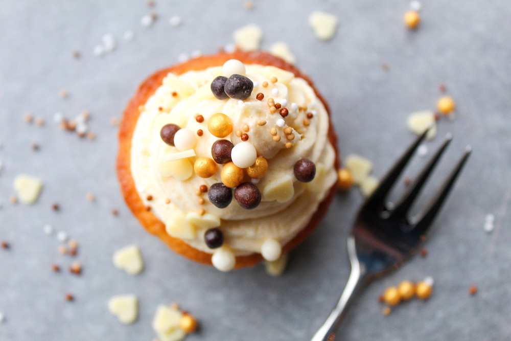 Een cupcake recept is makkelijk en lekker! Dus ik besloot een lekkere combinatie te maken van vanille en kinderchocolade.