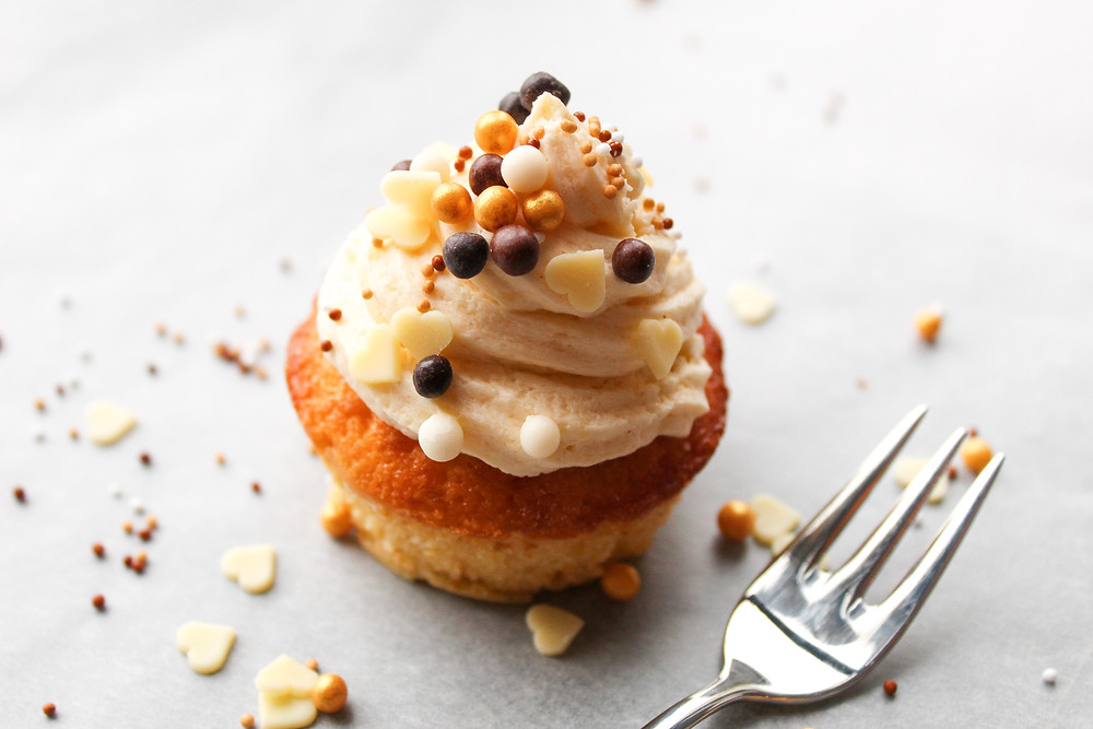 Een cupcake recept is makkelijk en lekker! Dus ik besloot een lekkere combinatie te maken van vanille en kinderchocolade.