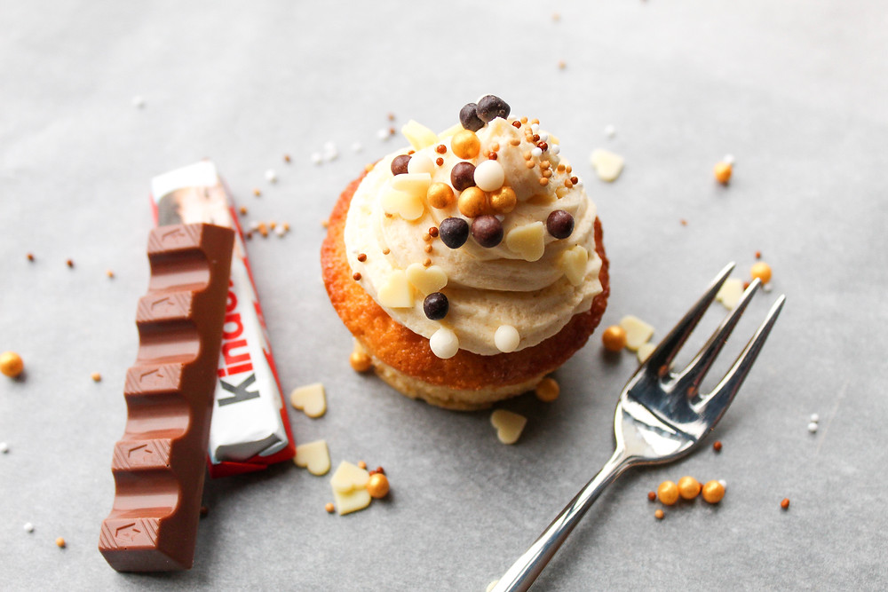 Een cupcake recept is makkelijk en lekker! Dus ik besloot een lekkere combinatie te maken van vanille en kinderchocolade.