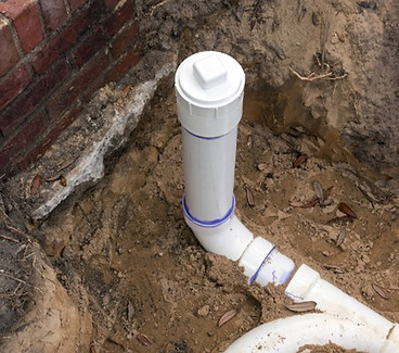 Vertical drainage pipe in a trench