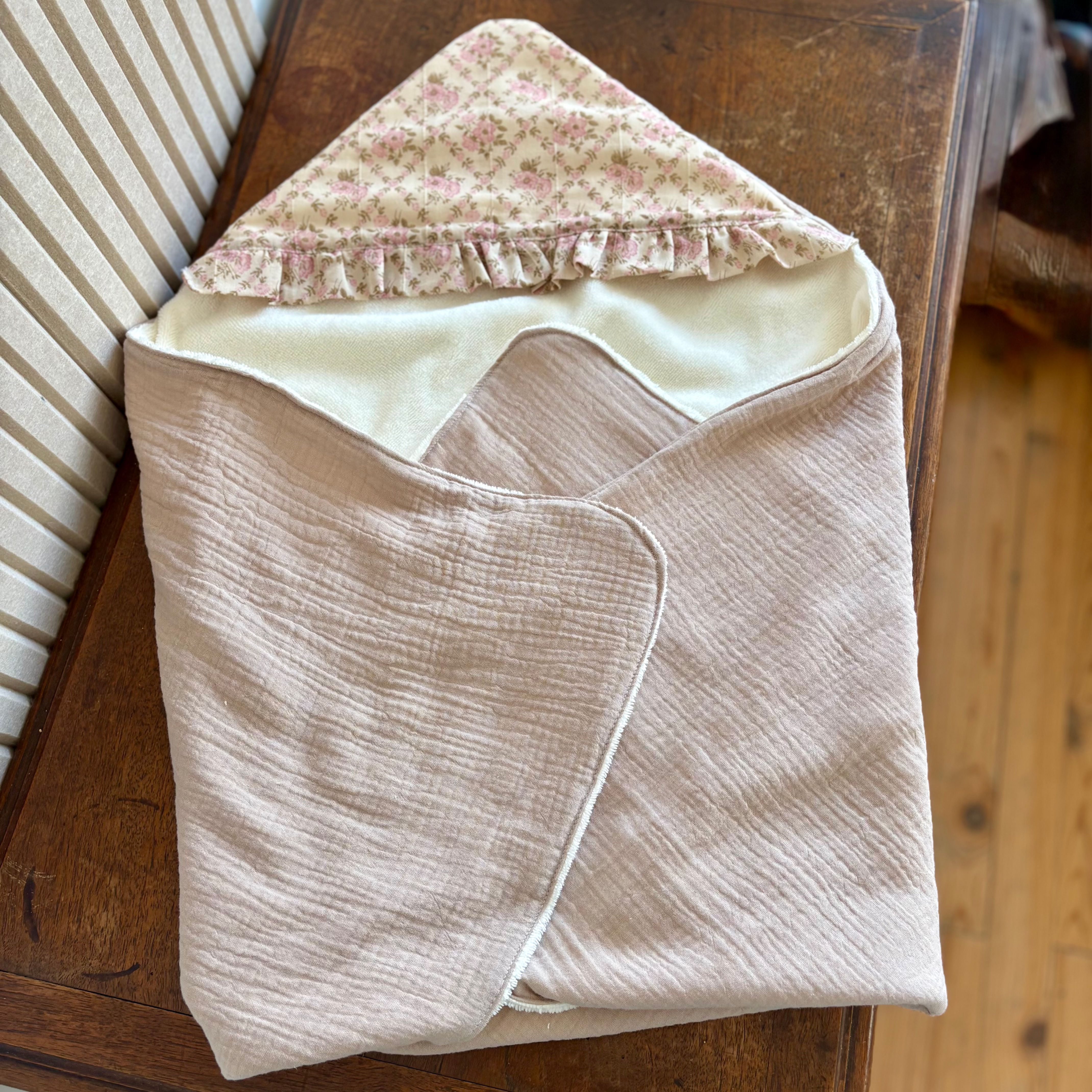 cape de bain les petits jours avec intérieur en éponge écrue, extérieur beige et capuche fleurie bordée d'un volant