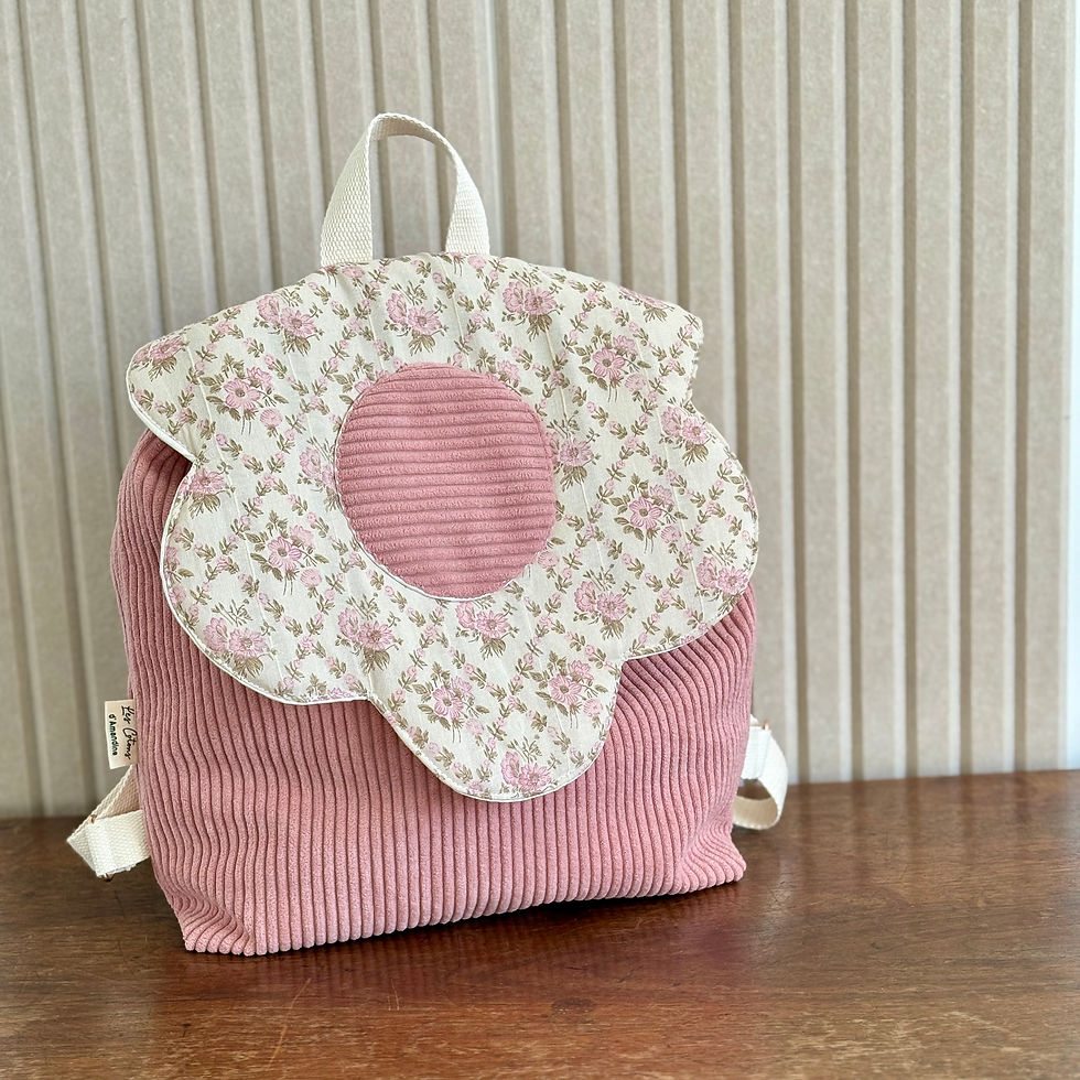 sac à a dos enfant marguerite les petits jours en velours côtelé rose, avec rabat fleur en tissu fleuri écru et anse claire.