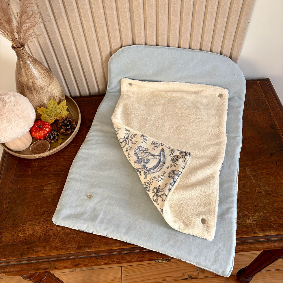 tapis à langer nomade bébé ouvert avec serviette détachable