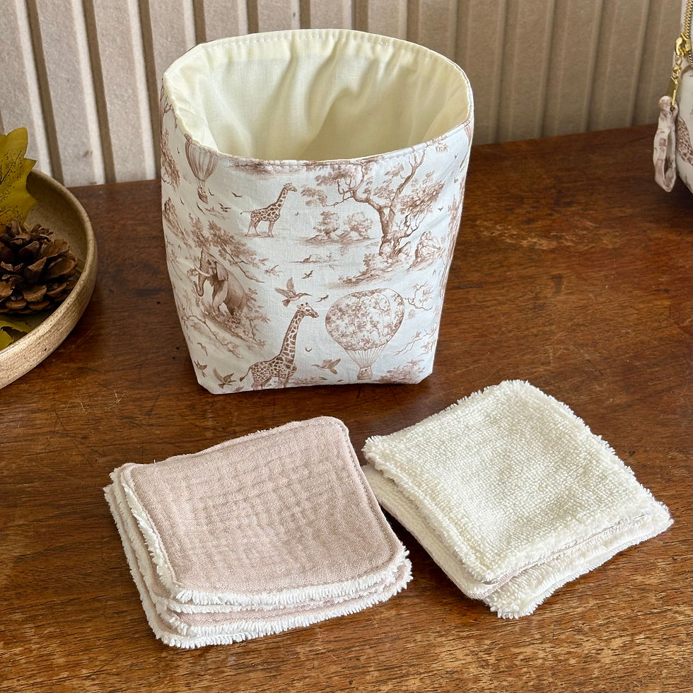 panière en tissu écru à motifs d'animaux et de montgolfières, accompagnée de sept lingettes lavables en double gaze galet.
