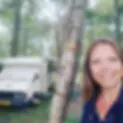 Lieke-selfie-in-bos-met-camper