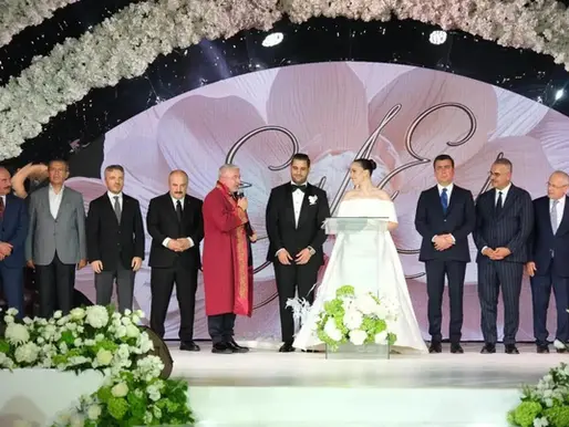Eski Yorumcu Sinan Engin'in Kızı Şatafatlı Bir Düşün Yaşadı