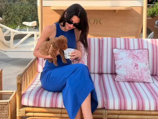 Aşkı Yaver Gitmeyince Köpeği İle Tatile Gitti