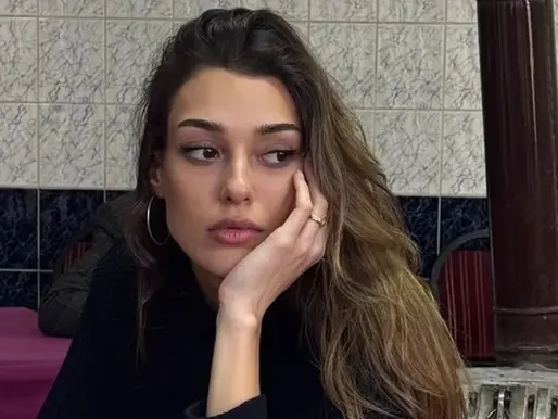 Dilan Çiçek Deniz Kahvehanede Poz Verdi