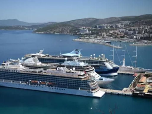 5 gemi, 4 bin 902 kişilik turist akını oldu