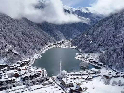 Uzungöl'e Nisan sürprizi: Beyaz örtü, kartpostallık görüntüler yarattı!