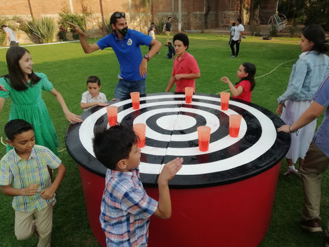niños jugando en una actividad de elenitos juegos en una primera comunión