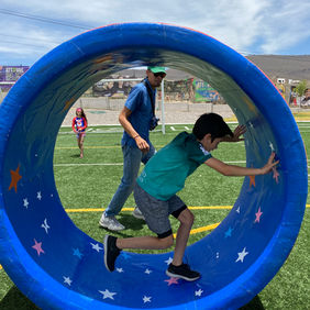 niño jugando rueda hámster actividad de elenitos, servicio de entretenimiento para fiestas y eventos sociales