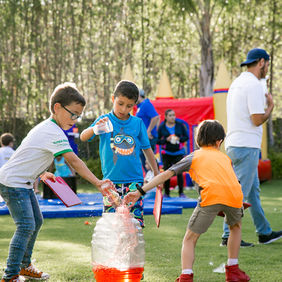 niños jugando actividad de meseros. Juegos de elenitos, servicio de animación de eventos
