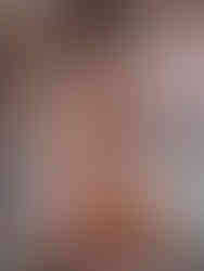 Spontánní focení s dětmi v Liberci – rodina se směje mezi stromy