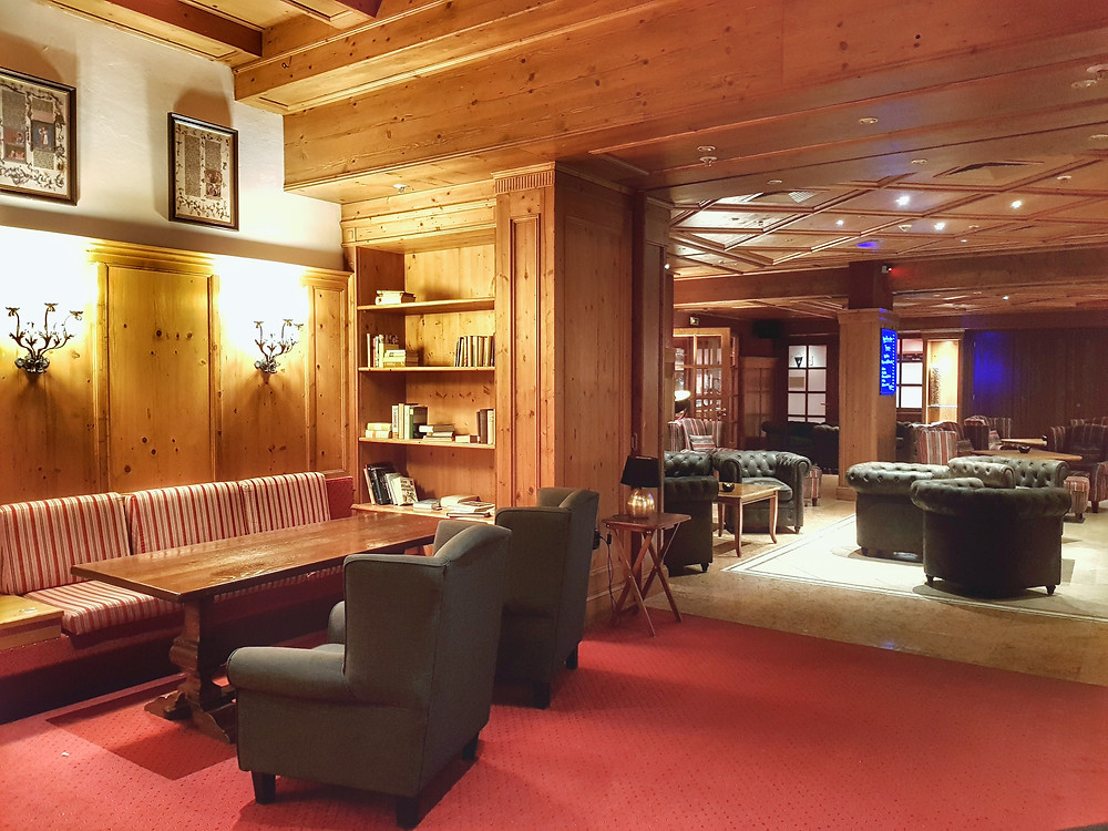 Lobby with bar in Riessersee hotel