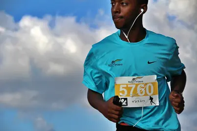 רץ במרוץ עם מספר 5760