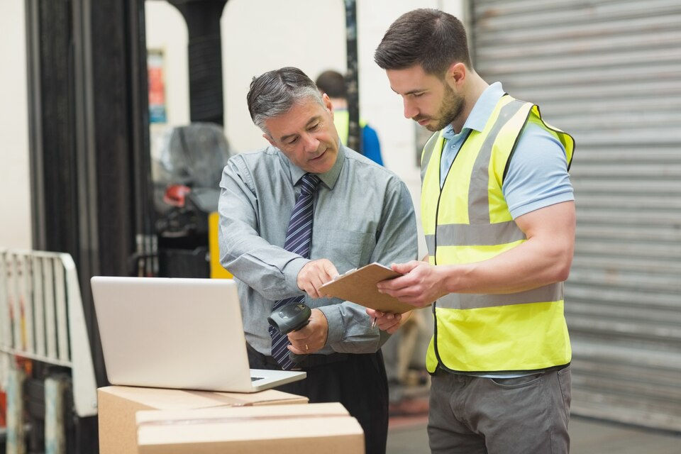 operario y supervisor revisando inventario con la herramienta tecnologica wms )warehouse management system)